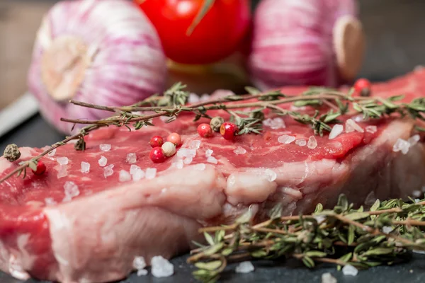 Bife de carne crua com ervas frescas e sal — Fotografia de Stock