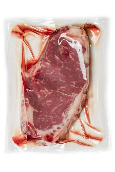 Steak in Vakuumverpackung isoliert — Stockfoto