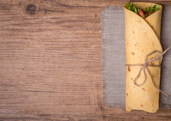 Tortilla fresca envolve com legumes — Fotografia de Stock