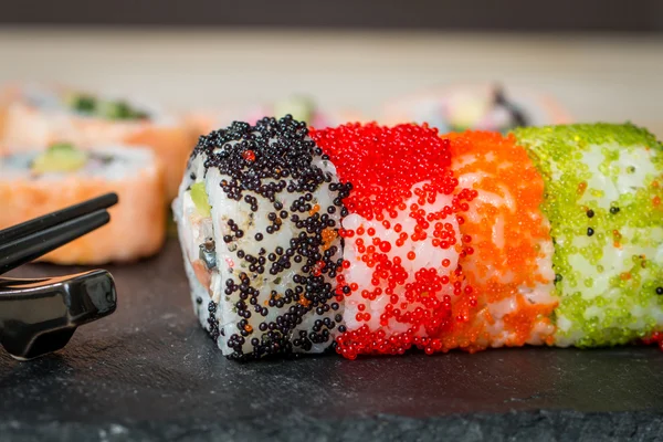 Sushi con coloridos huevos de pescado volador —  Fotos de Stock