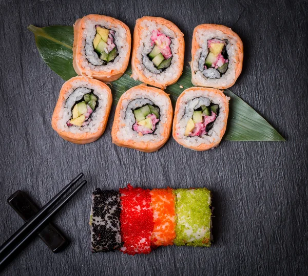Sushi med färgglada flygfisk ägg — Stockfoto