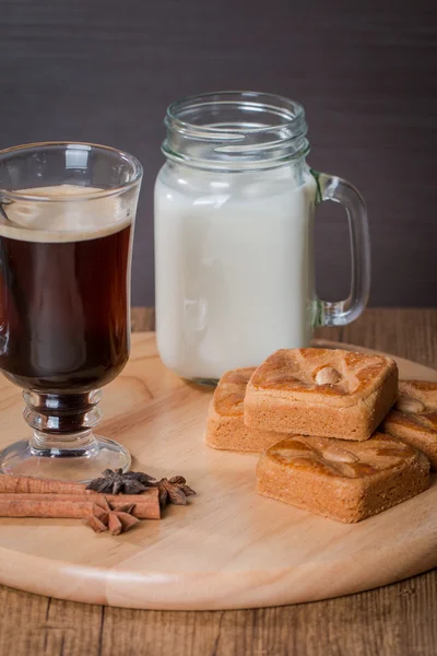 Coupe en verre de café et bâton de cannelle avec biscuits aux amandes — Photo