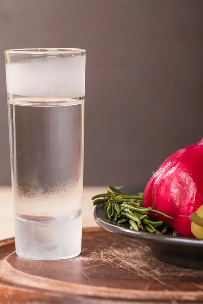 Tiro de vodka con pepino en vinagre y ajo — Foto de Stock