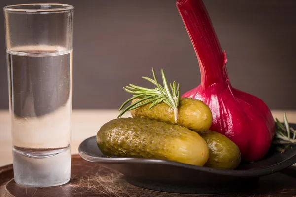 Skott av vodka med pickles gurka och vitlök — Stockfoto
