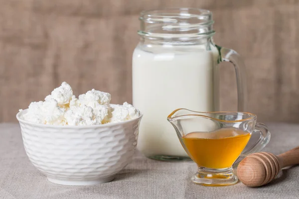 Cottage cheese with milk and honey — Stock Photo, Image