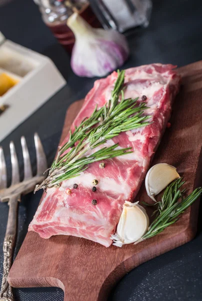 Свіжі свинячі ребра, м'ясо з спеціями часнику — стокове фото