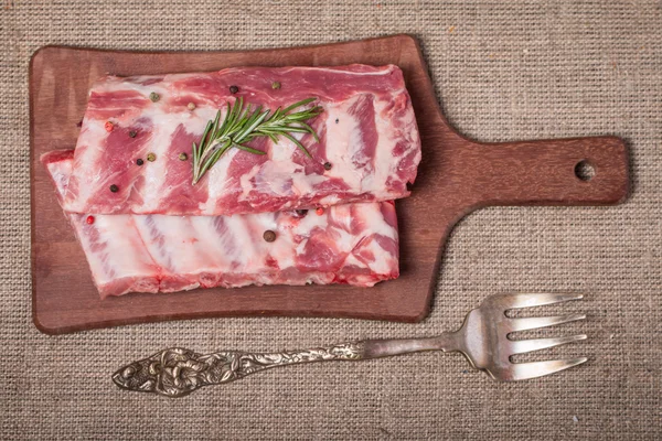 Свежие свиные ребрышки, мясо с чесночным овсянкой — стоковое фото
