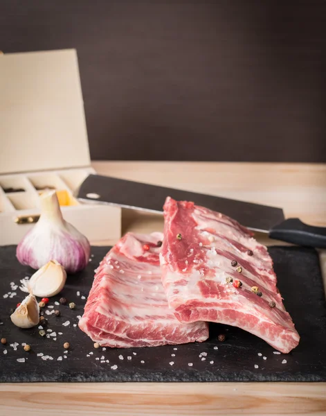 Свежие свиные ребрышки, мясо с чесночным овсянкой — стоковое фото