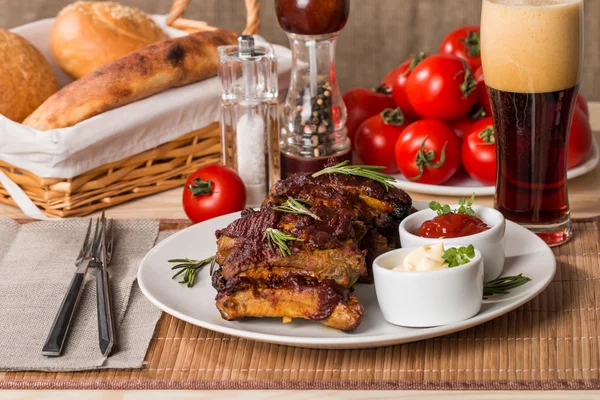 Gegrilde varkensribbetjes in barbecue saus — Stockfoto