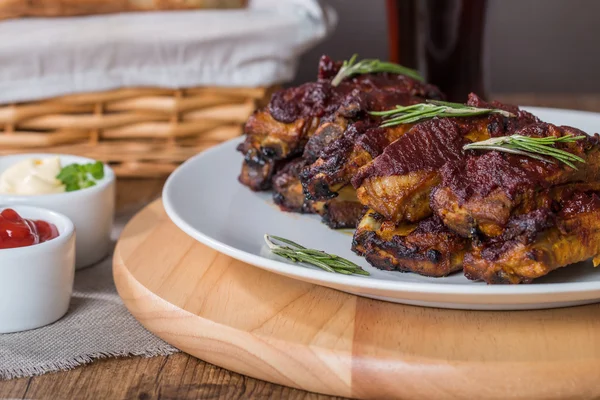 Gegrillte Schweinerippchen in Barbecue-Sauce — Stockfoto