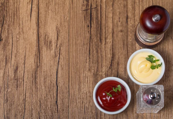 Peppar och salt, ketchup och majonnäs — Stockfoto