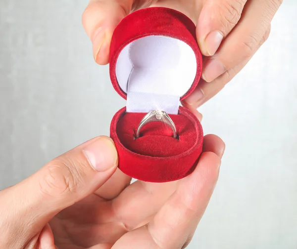 Anillo de compromiso de la mano del hombre aislado en blanco — Foto de Stock