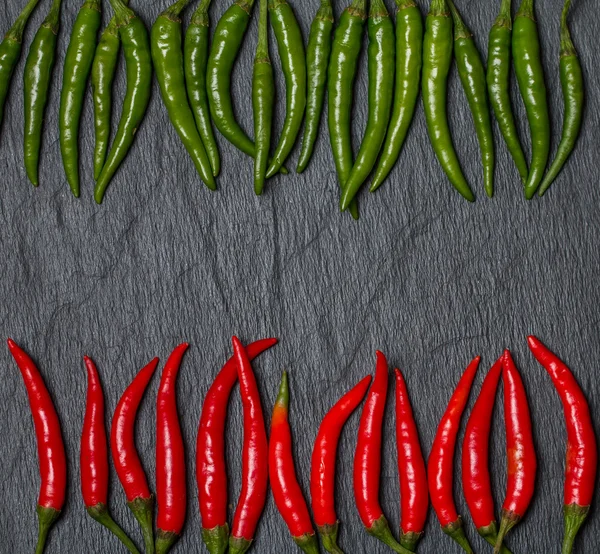 Рамка из красного и зеленого перца Чили — стоковое фото