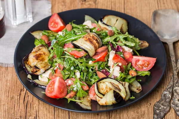 Яичный салат с помидорами и рукколой — стоковое фото