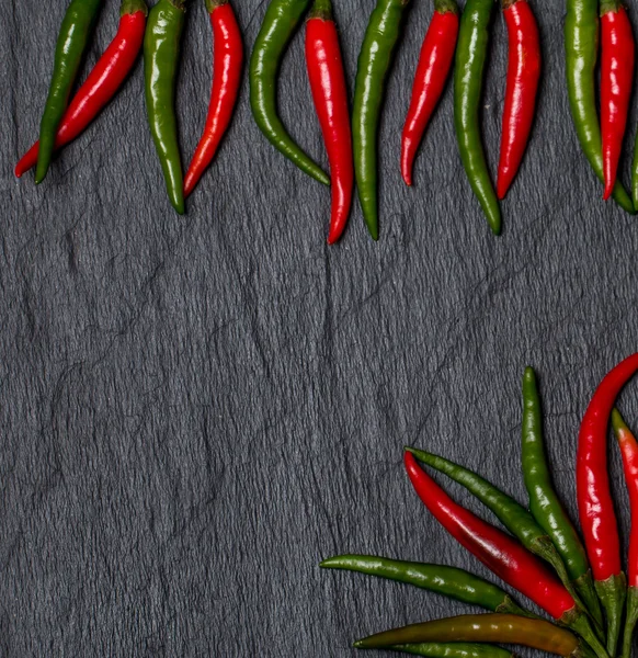 Ram av röd och grön Chile peppar — Stockfoto