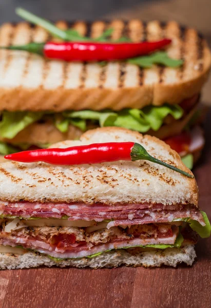 Свежеприготовленные клубные бутерброды — стоковое фото