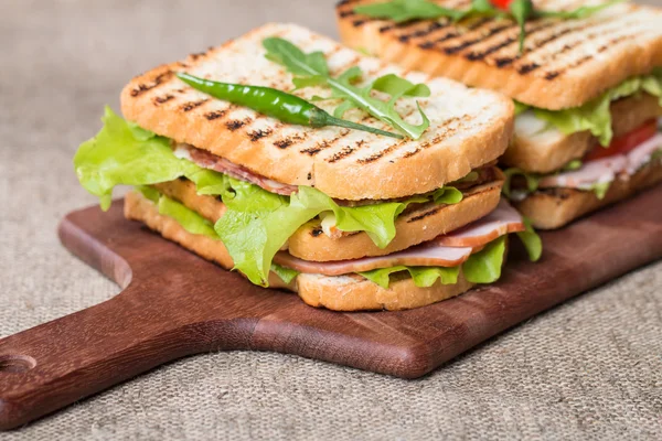 Классический сэндвич с беконом и овощами — стоковое фото