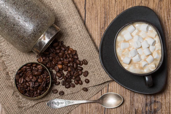 Tasse de café avec guimauve, cuillère et grains de café en pot — Photo