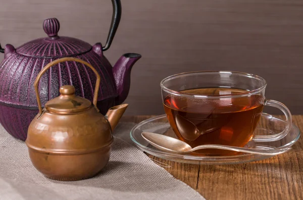 Une tasse de thé et une théière vintage — Photo