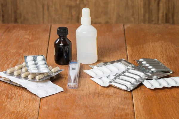 İlaçlar tablet, fitil şişeleri, kapsül ve thermomet — Stok fotoğraf