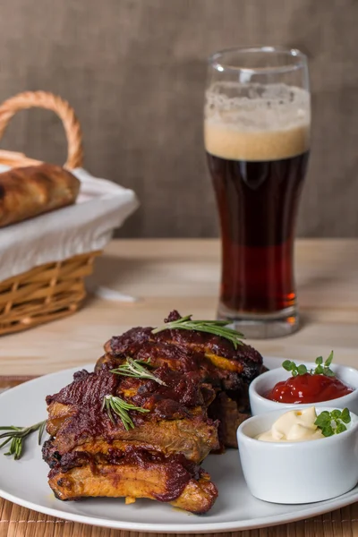 Gegrilde varkensribbetjes in barbecue saus — Stockfoto