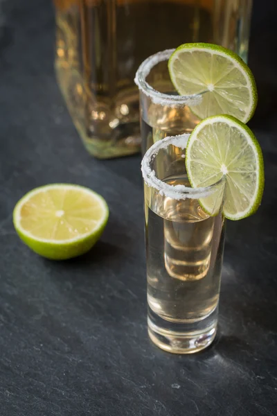 Altın tekila fondip bardakları limon ve tuz — Stok fotoğraf