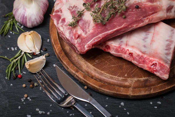 Frische Schweinerippchen, Fleisch mit Knoblauchpiment — Stockfoto