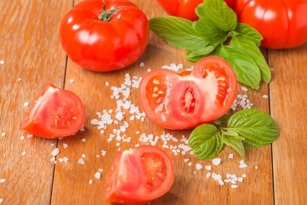 Tomates frescos con sal — Foto de Stock