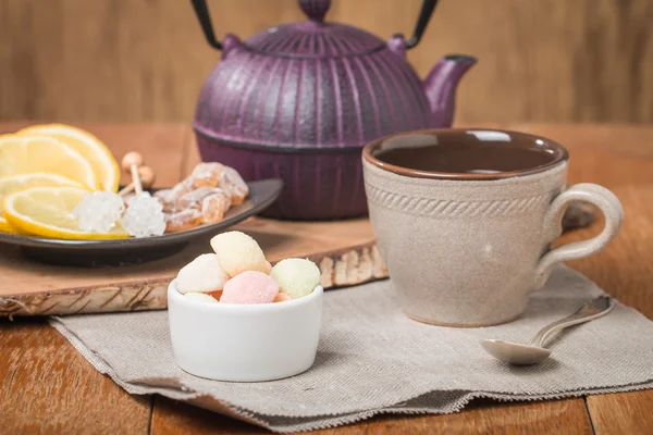 Tea with marmalade, chrystal sugar and lemon — Stock Photo, Image