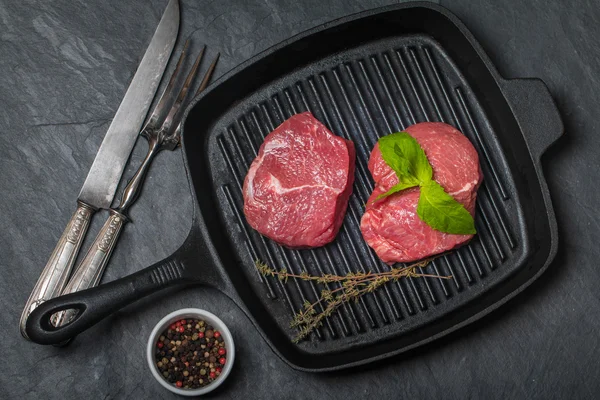 Ruwe vers rundvlees Steak op grill pan — Stockfoto