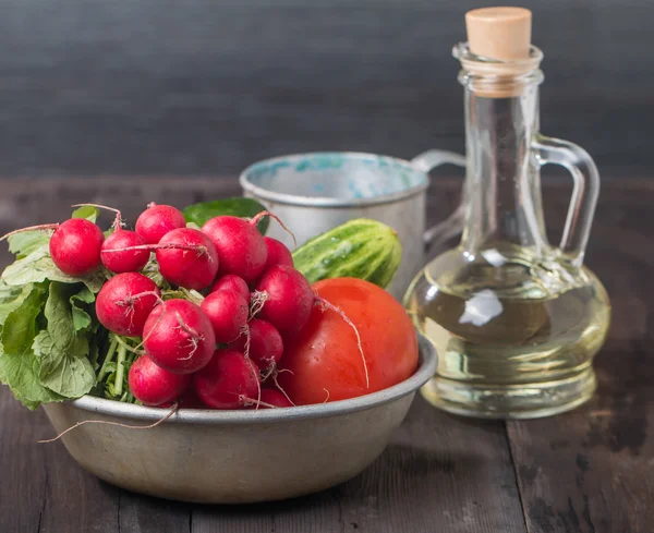 Свежие редис, помидоры, огурцы и оливковое масло — стоковое фото
