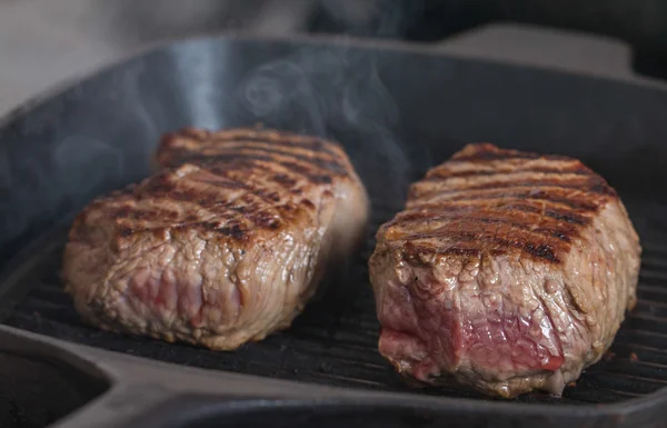 Orta az pişmiş ızgara sığır eti biftek antrikot dilimli — Stok Foto