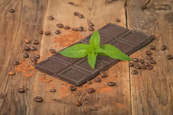 ミントの葉が付いているチョコレート — ストック写真
