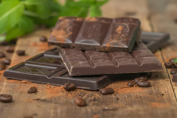ミントの葉が付いているチョコレート — ストック写真