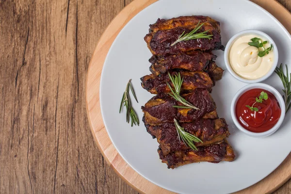 Gegrilde varkensribbetjes in barbecue saus — Stockfoto