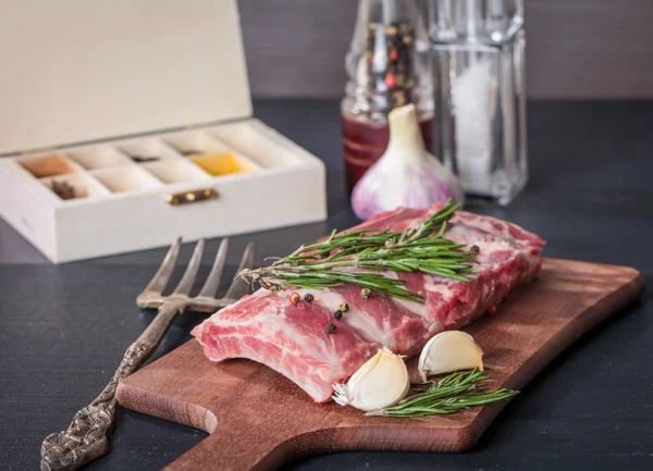 Costillas de cerdo frescas, carne con pimienta de Jamaica de ajo — Foto de Stock