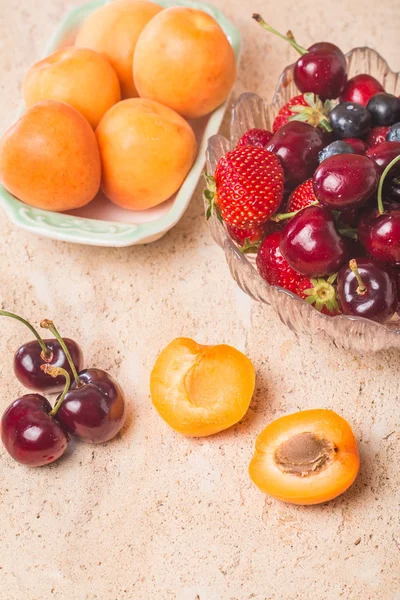 Fresh apricots and berries — Stock Photo, Image