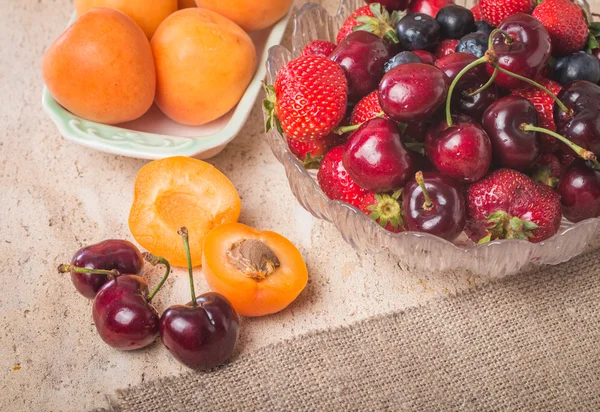 Fresh apricots and berries — Stock Photo, Image