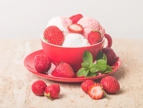 Gelato alla fragola — Foto Stock