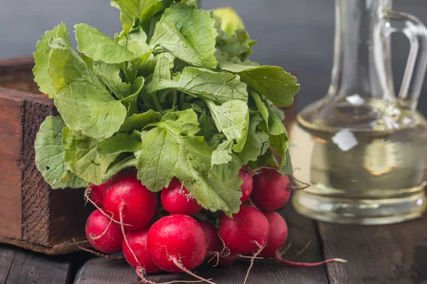 Färska rädisor på gammalt träbord — Stockfoto