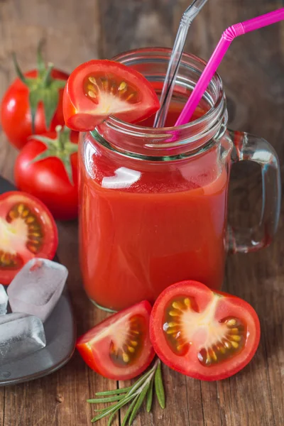 新鲜西红柿和一杯番茄汁 — 图库照片