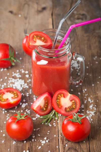 新鲜西红柿和一杯番茄汁 — 图库照片