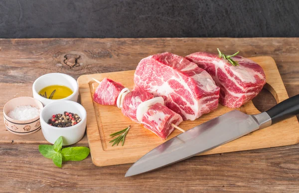 Chuletas frescas de carne de cerdo cruda — Foto de Stock