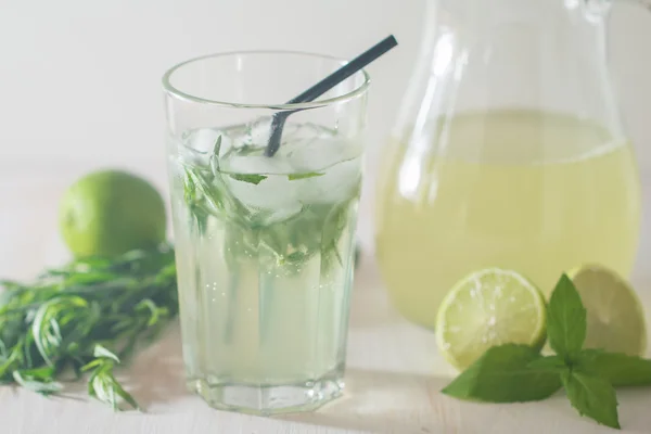 Hausgemachte Limonade aus Limette und Estragon — Stockfoto