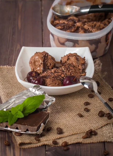Chocolate ice cream with dark chocolate — Stok fotoğraf