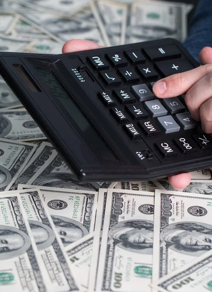 Mans hands with money and calculator — Stock Photo, Image