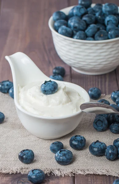 White bowl with yogurt and blueberries — Stock Photo, Image