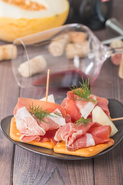 Dinnye és a vörösbor pácolt sonka szelet — Stock Fotó