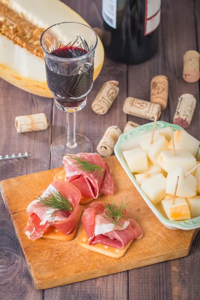 Fatias de presunto curado com melão e vinho tinto — Fotografia de Stock