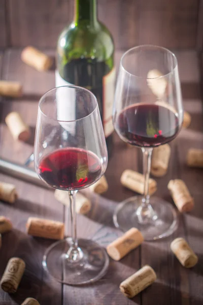 Kırmızı şarap, gözlük, şişe ve mantarlar — Stok fotoğraf